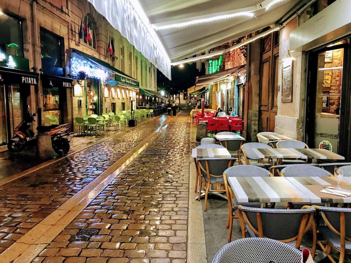 A rainy evening on Rue de Marronniers