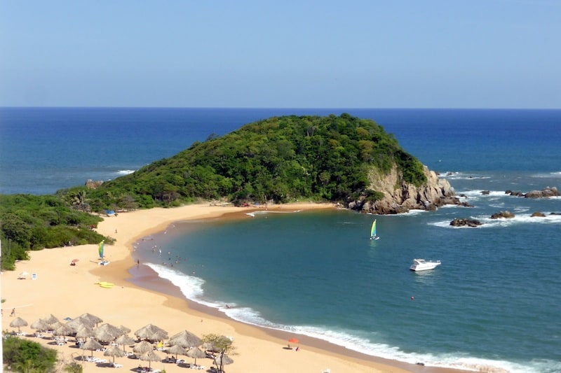 Canjeos Bay in Huatulco