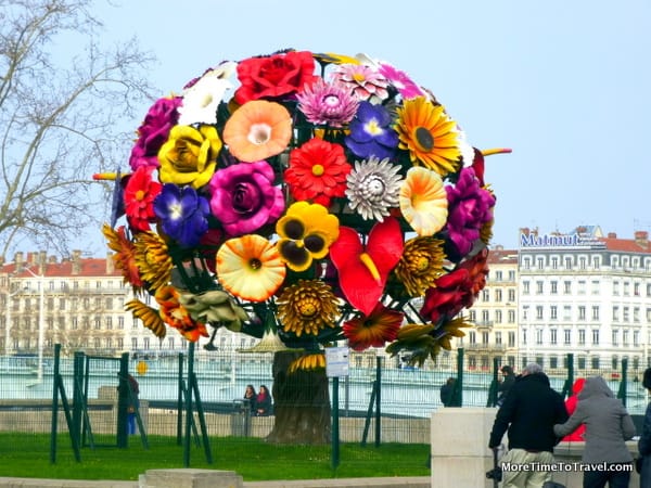 Flower Tree Sculpture on the Rhone, public art that welcomes visitors