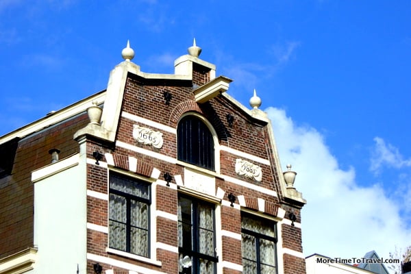 Hoist at the top of a canal house