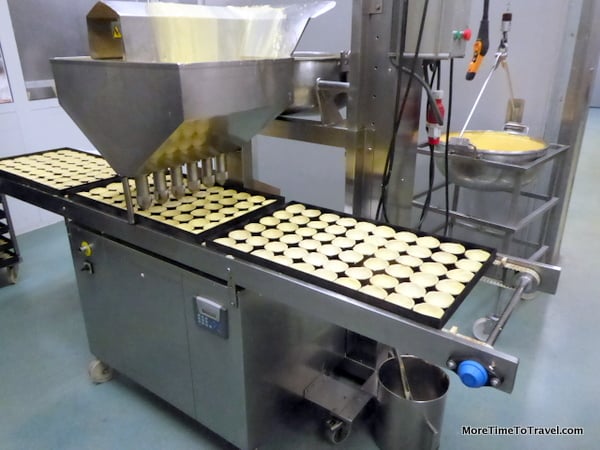 Machine that fills the pastry shells with custard 