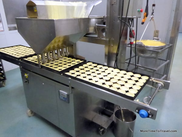 Machine that fills the pastry shells with custard