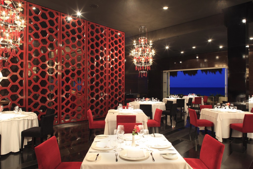 Piaf at Grand Velas Riviera Maya transports guests to the Parisian luxury of the 1940s with stunning curtains of Swarovski crystals and designer lighting (Photo credit: Velas Resorts)