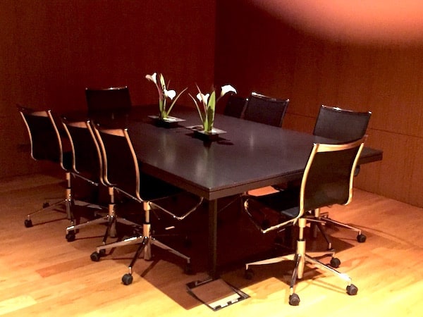 One of the meeting rooms in the Joan Miro Lounge (Credit: Jerome Levine)