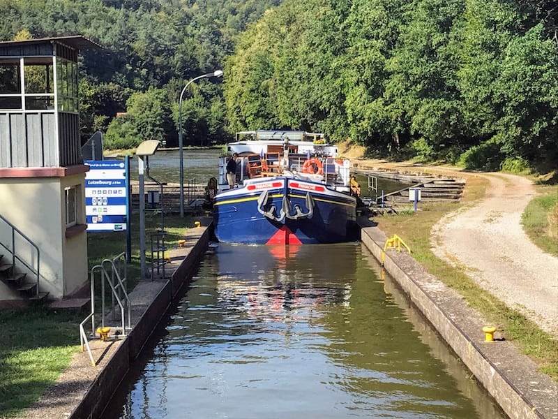 What is it like to take a barge cruise? What is it like to take a barge cruise? Panache passing through a lock in Saverne, France