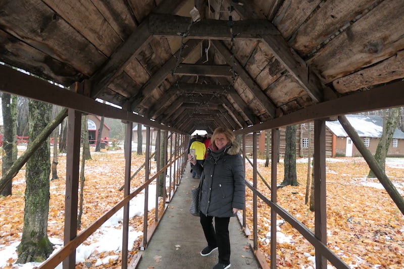 Wood-framed passageway at entrance to l’En-Tailleur