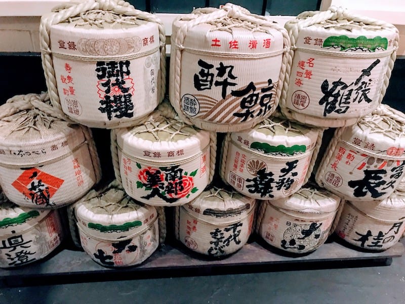 Sake or komodaru barrels, used to store rice wine. When used as decoration at shrines in Japan, they are called kazaridaru.