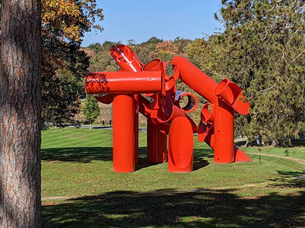 Painted steel (1974-76) by Alexander Liberman (credit: Jerome Levine)