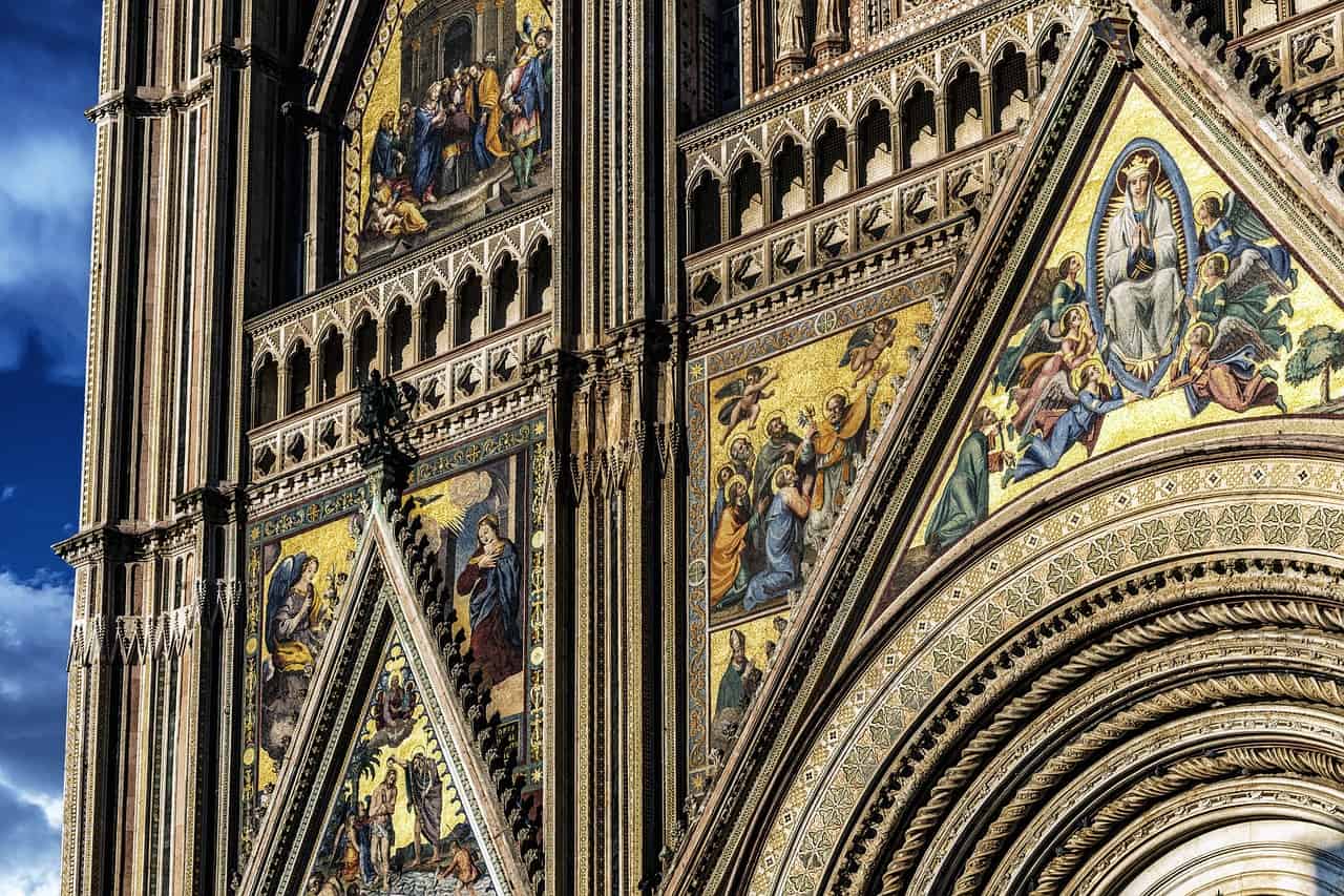 Golden mosaics on the facade of the Duomo di Orvieto (credit: Pixabay)