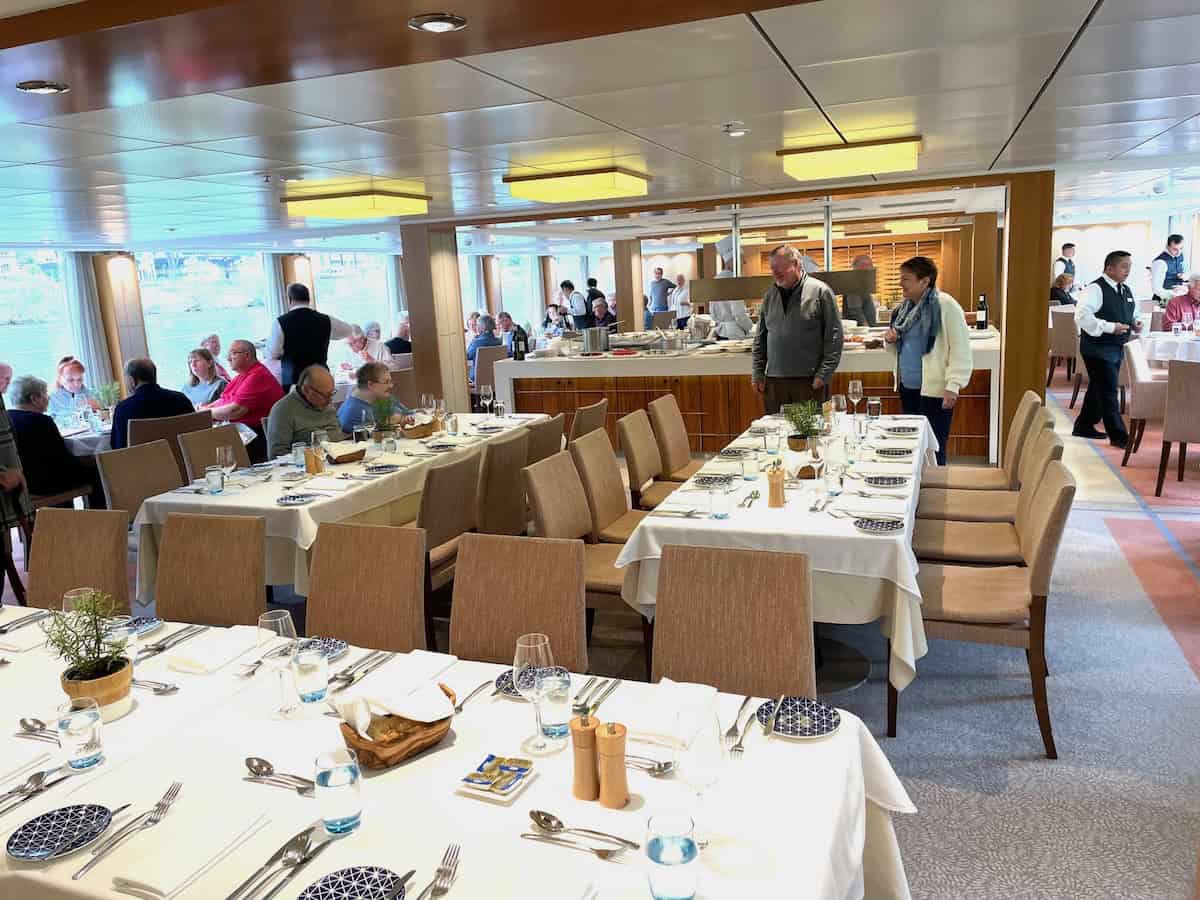 Main dining room on Viking Idl