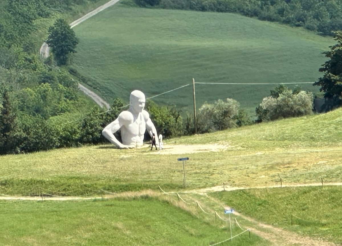 One of the oversized statues that emerges from the earth in Peccioli, representing the strength of the territory's regeneration