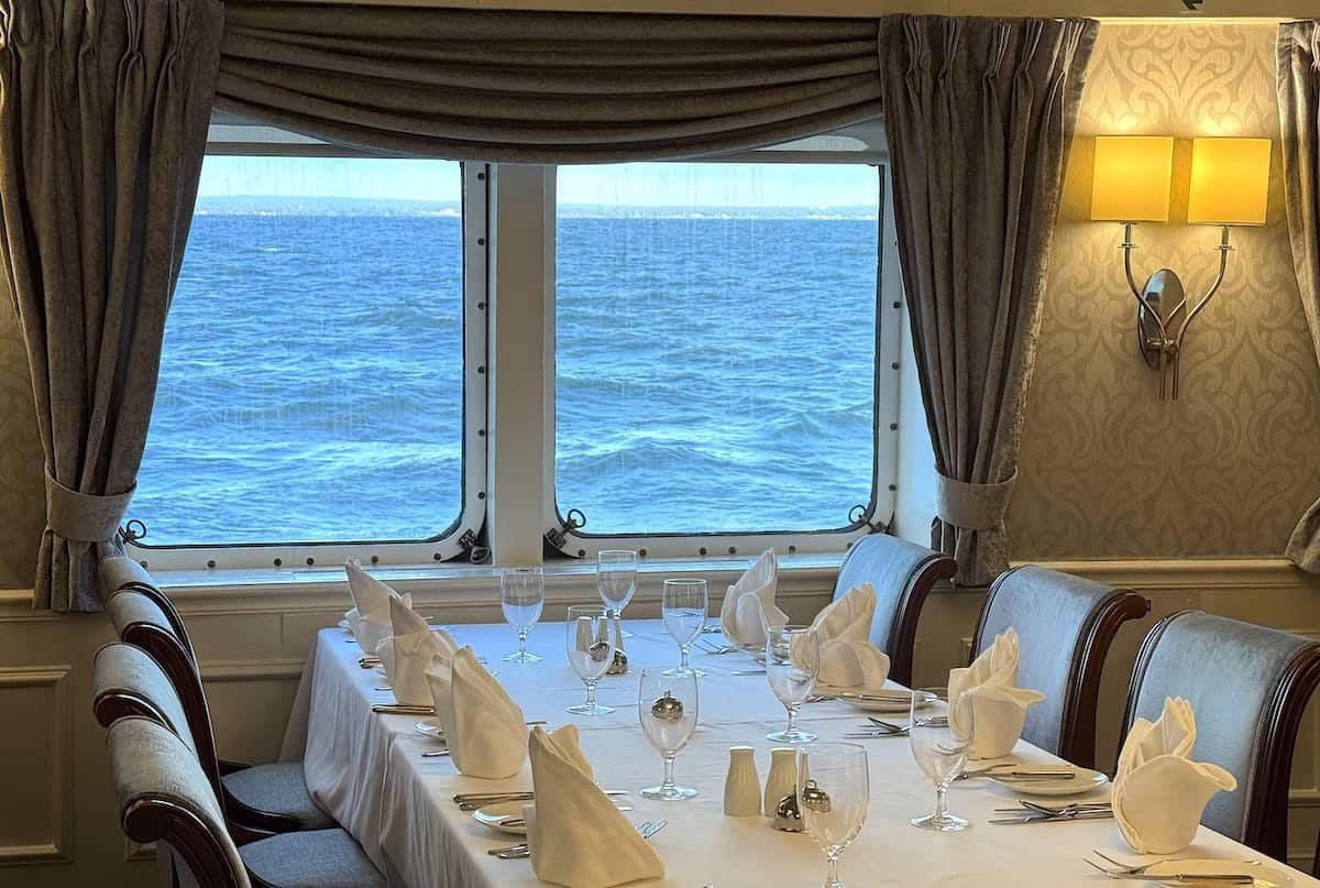 The Coastal Dining Room on Victory II offers close-up views of the Great Lakes (credit: Jackie Sheckler Finch)