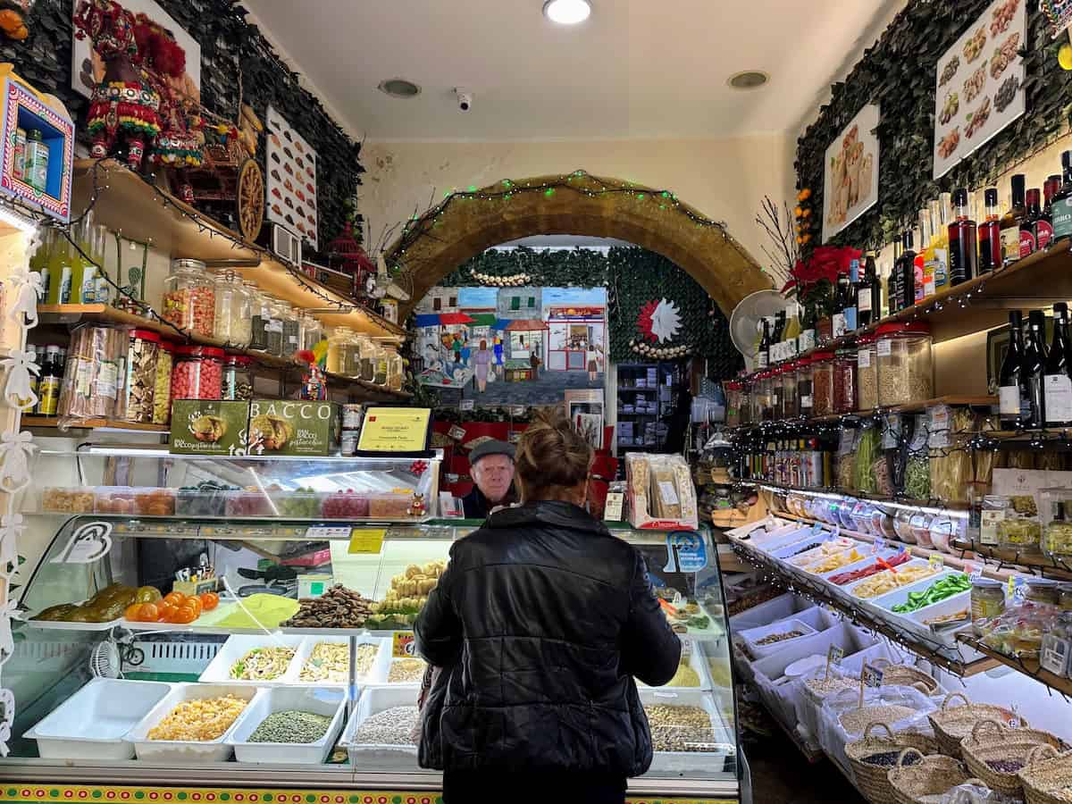 Inside the Cannatella market (credit: Jerome Levine)