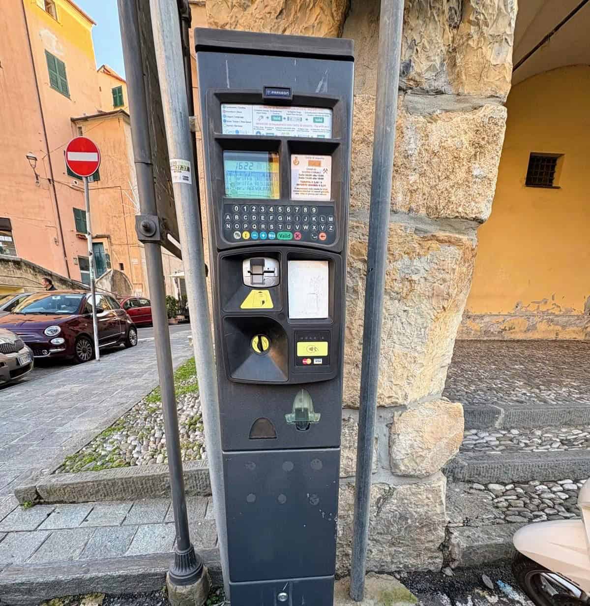 A pay parking machine in Liguria (credit: Vikki DeMeo)