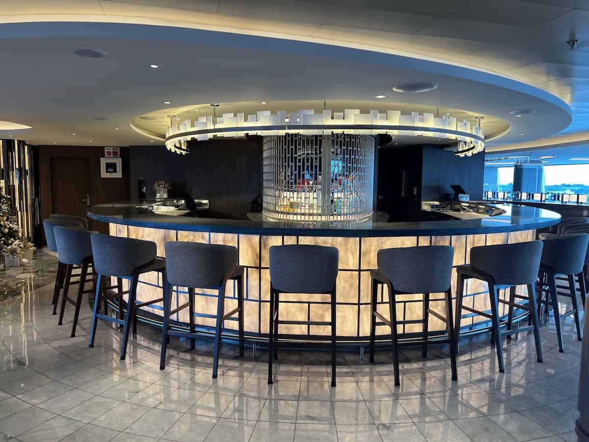 Bar in the Horizon Lounge (credit: Jerome Levine)