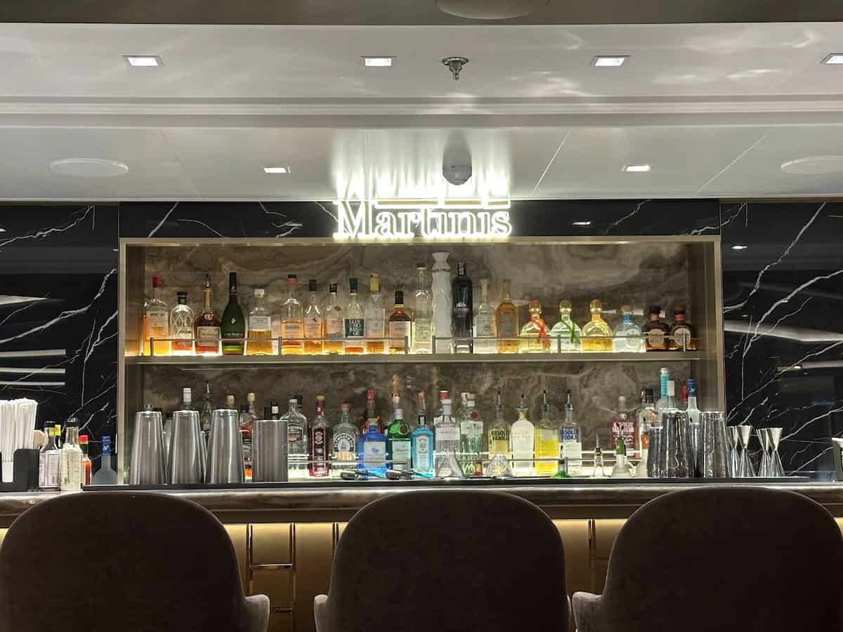 Elegant Martinis lounge on Oceania Allura (credit: Jerome Levine)