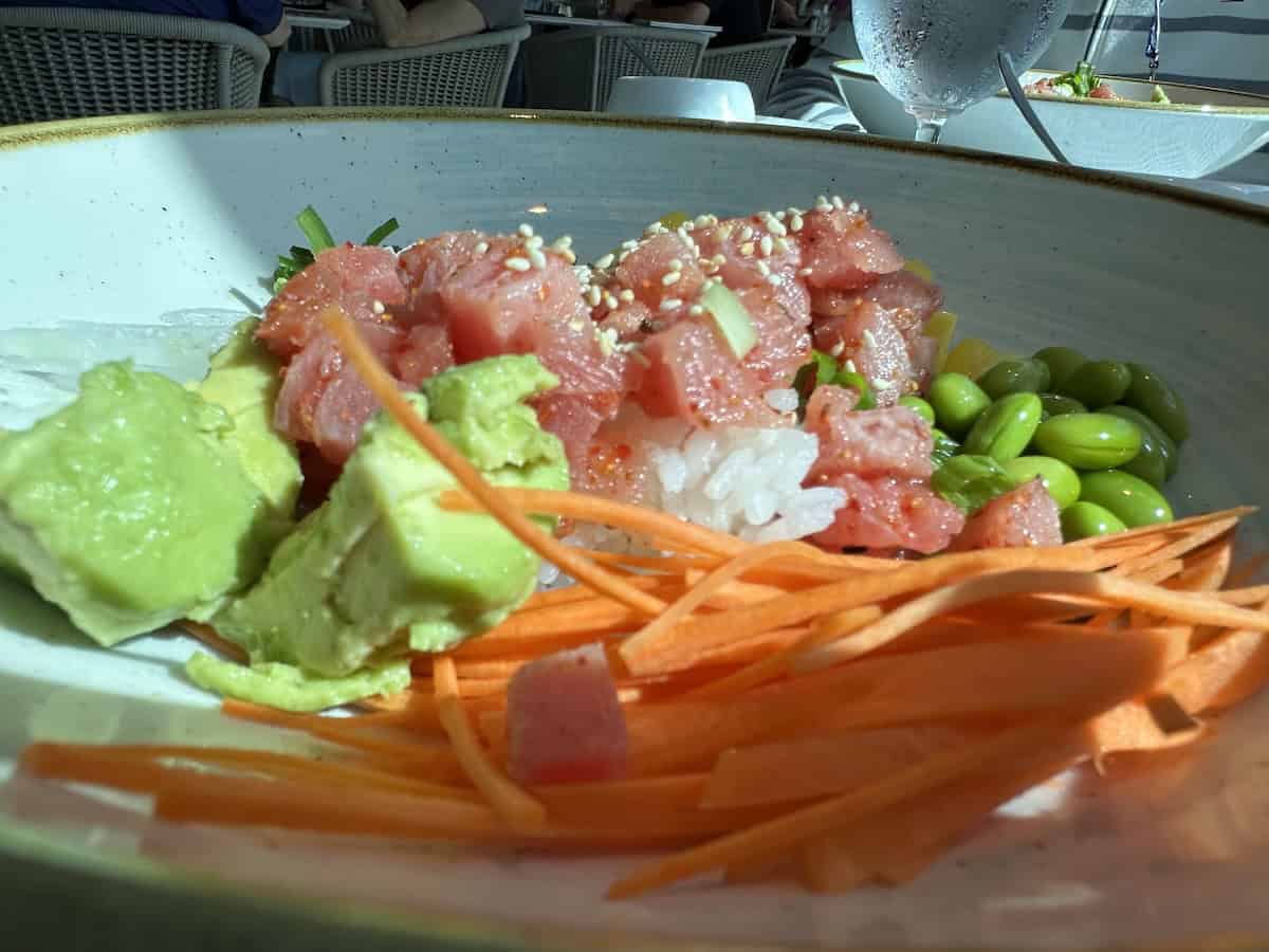 Tuna poke bowl at Aquamar Terrace, one of many healthful offerings (credit: Jerome Levine)