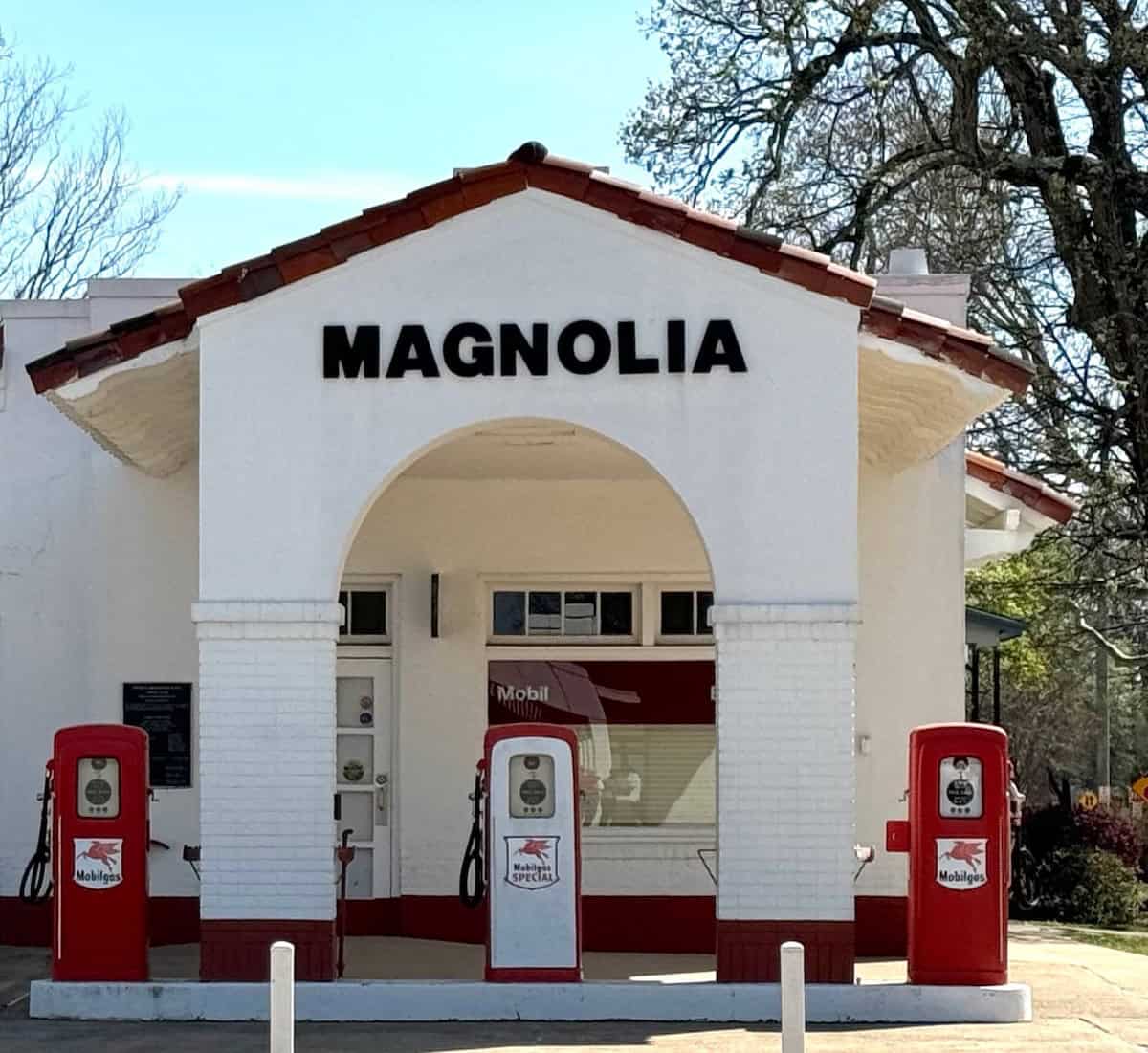 Magnolia gas station where media waited to use the closest pay phone. (credit: Jackie Sheckler Finch)