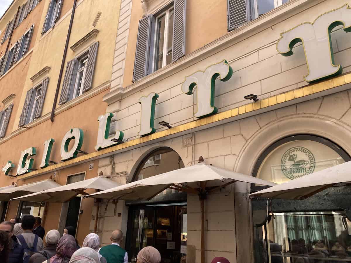 Lines of people waiting at the original Giolitti Shop in Rome (credit: Keith Kehlbeck)